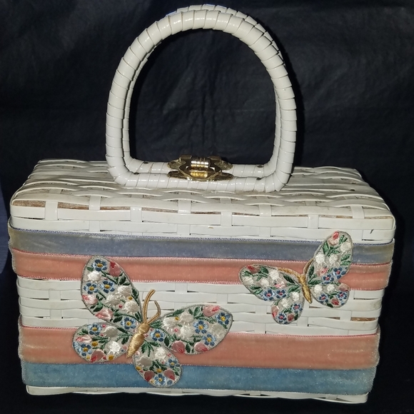 Handbags - GORGEOUS Vintage White Wicker Purse w/Butterflies
